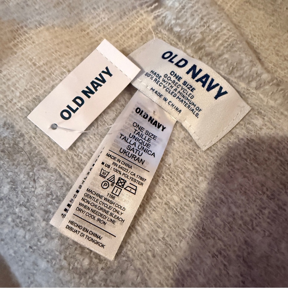 Old Navy NWT Plaid Scarf White Gray Raw Edge Soft Unisex Lightweight Fall Winter - Picture 2 of 3